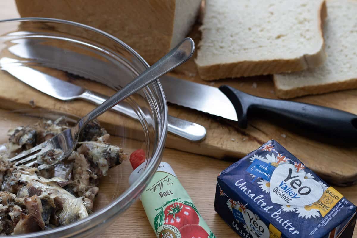 Grilled (Broiled) Tinned Sardines on Toast